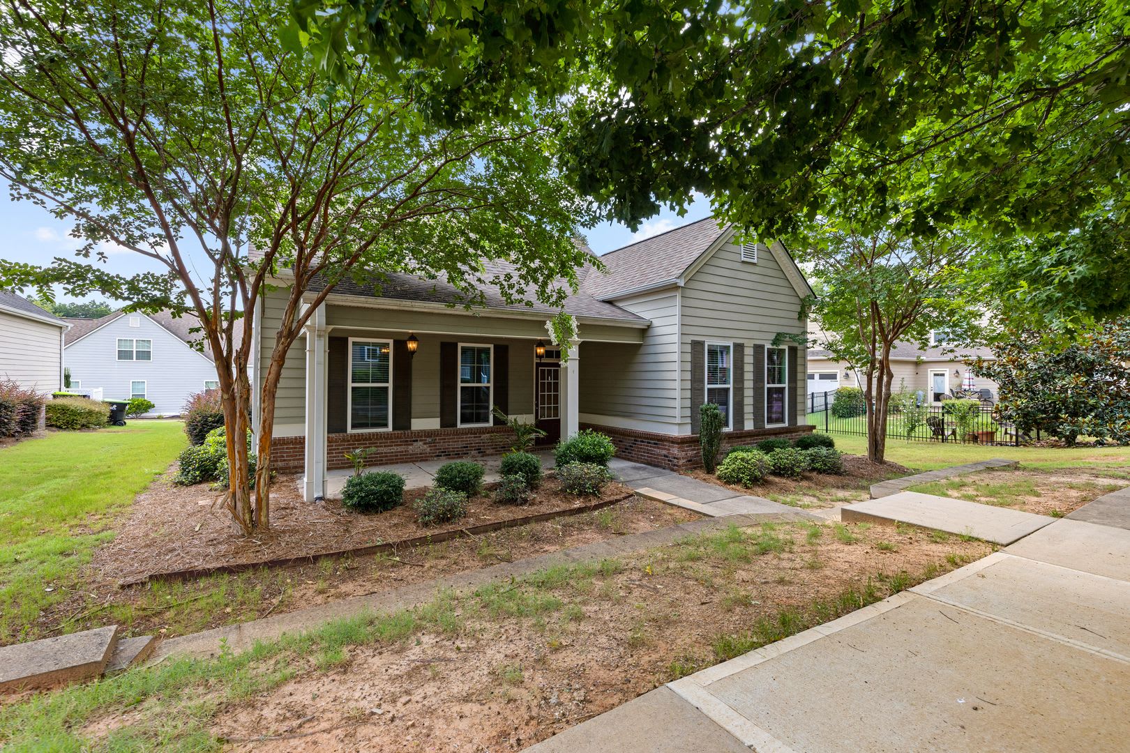 Spacious 5BR Home Walkable to Downtown Fayetteville – photo 2