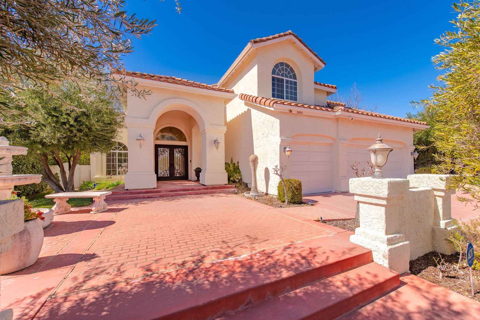 Luxury Living in this Stunning Pool Home! – photo 1