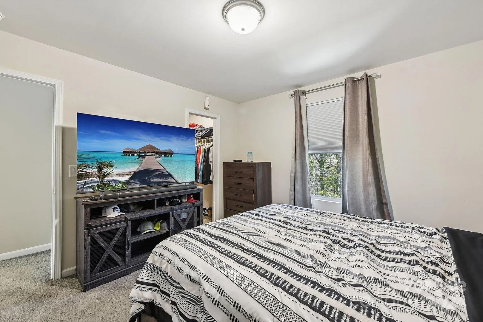 Room in 5 Bedroom Home at Denbur Dr – photo 4
