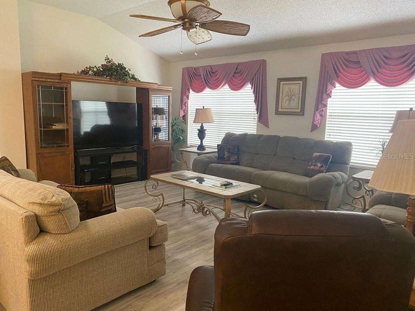 CHARMING AND SPACIOUS 2/2 HOME IN THE VILLAGES! – photo 2