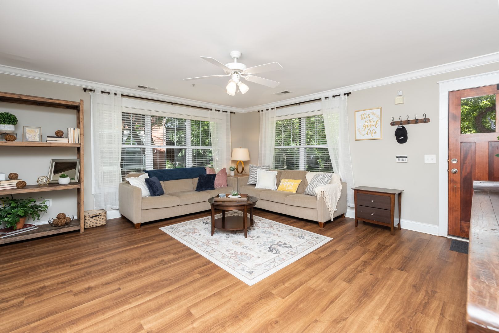 3 Bedroom Flat End Unit Apartment Available At Woodlands With 500 Deposit And 1 Month Free With Flexible Move In Date Set Up Your Tour Today – photo 1