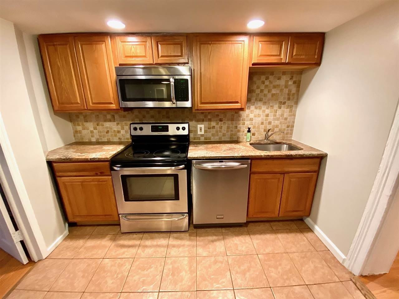 611 BLOOMFIELD ST – photo 4