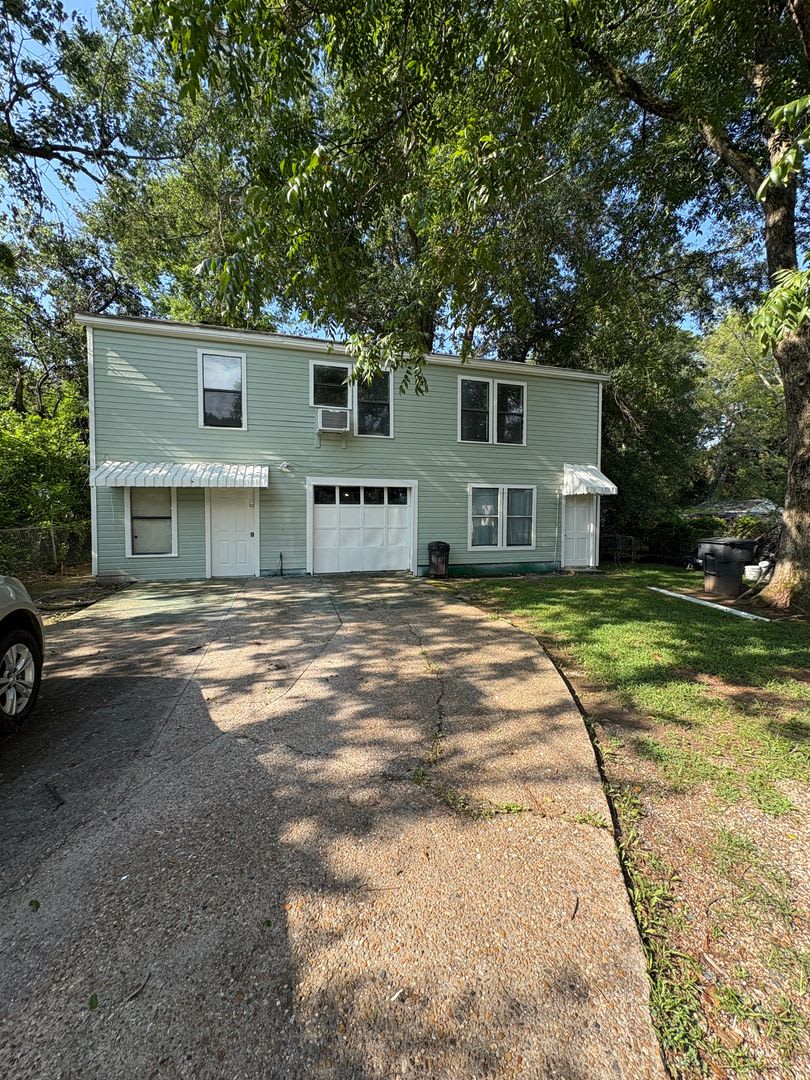 Two bedroom/1 bath garage apartment with Refrigerator and Gas range – photo 2