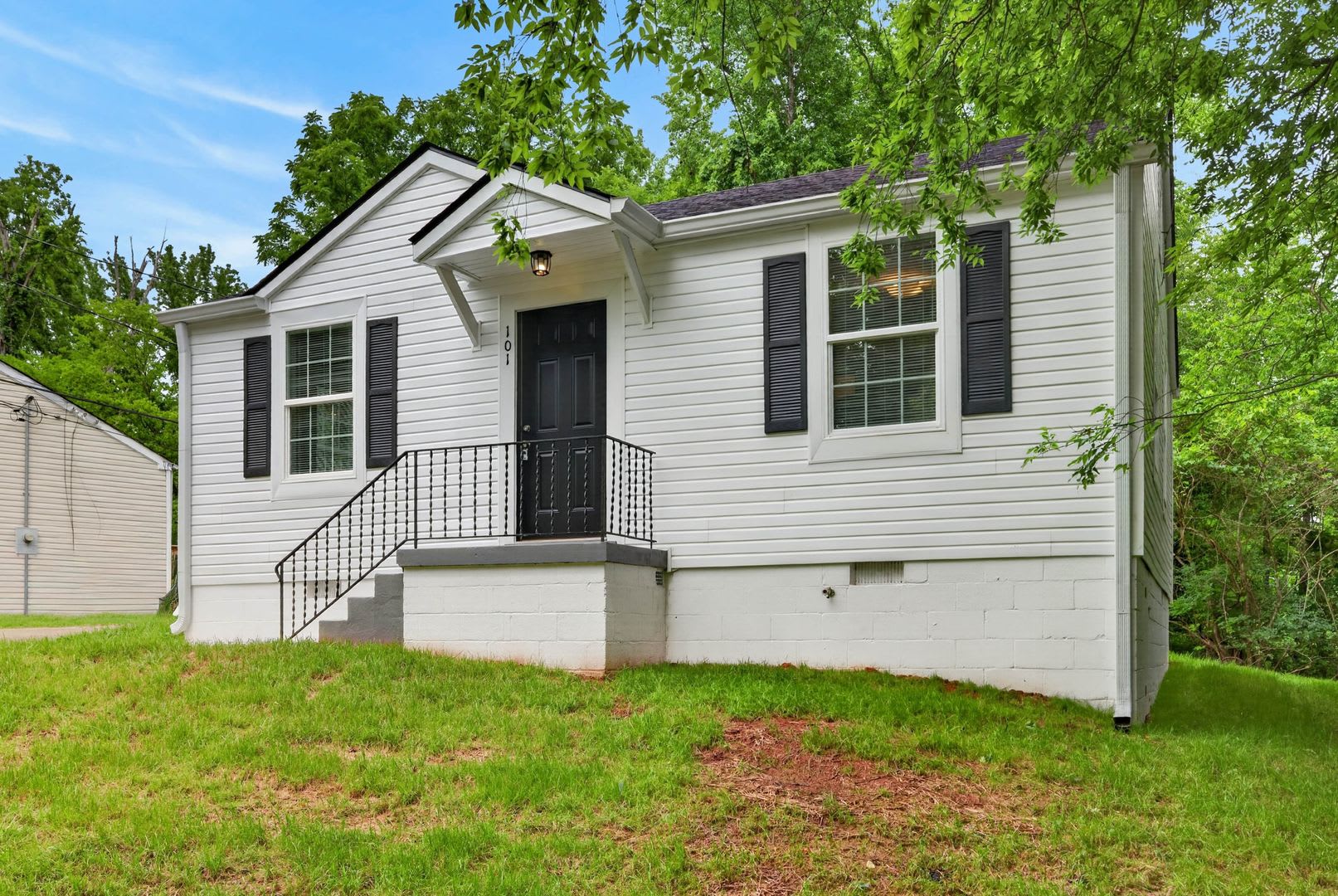 Renovated 2 bedroom home for rent Near Downtown Clarksville! – photo 2
