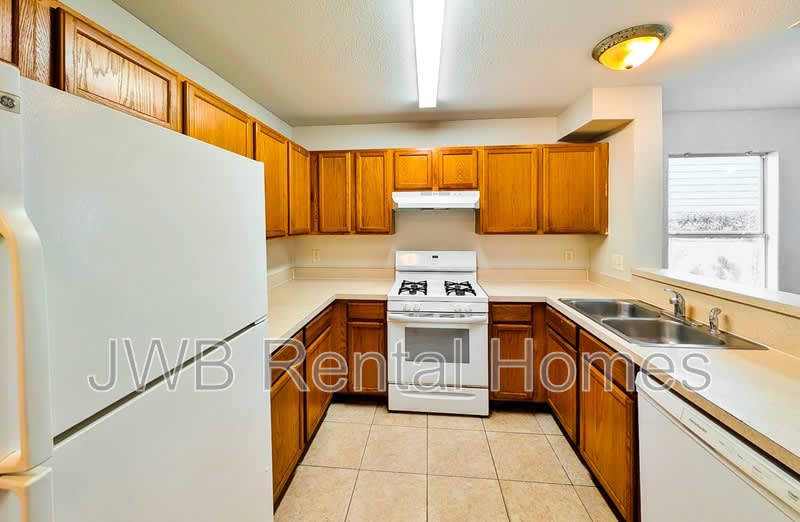 79 5th St W – photo 2