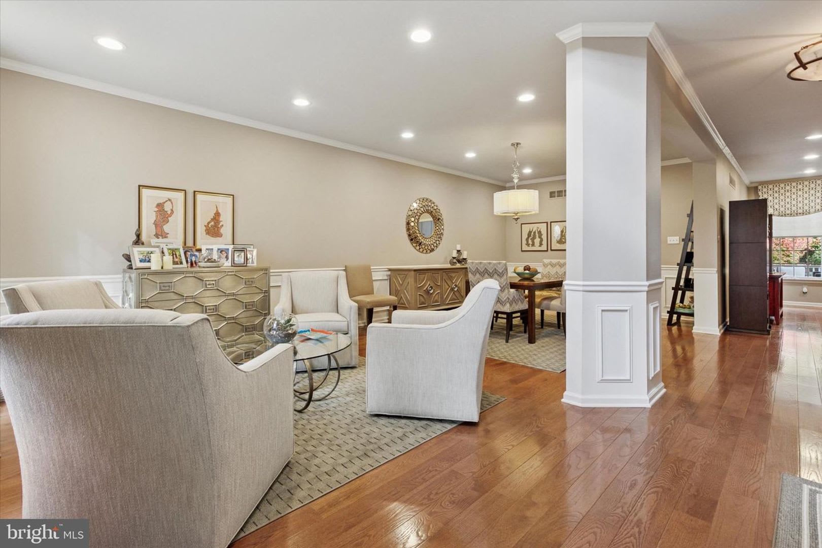 Beautiful Belle Aire Townhome with Finished Basement, Garage & Pool – photo 4