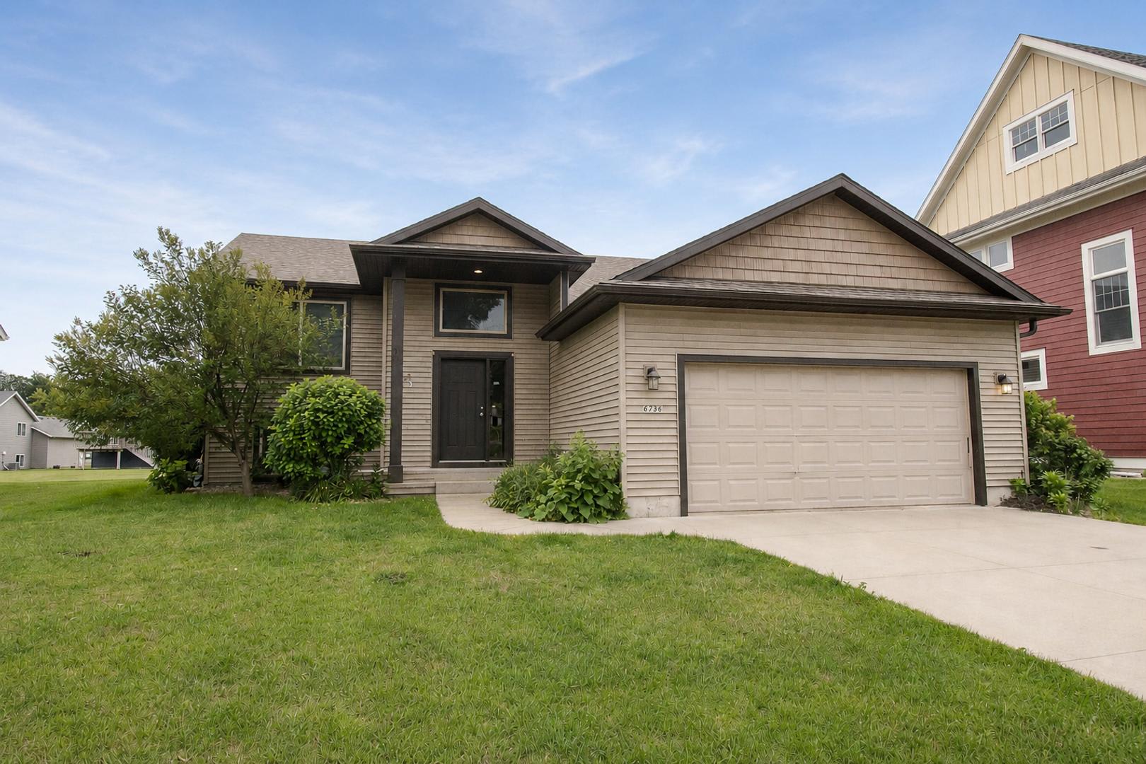 Beautiful And Spacious 4 Bedroom 3 Bath Available For Rent – photo 1