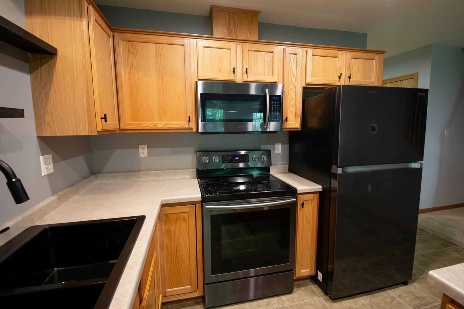 Spacious 3‑Bed Townhome with Modern Updates – photo 4