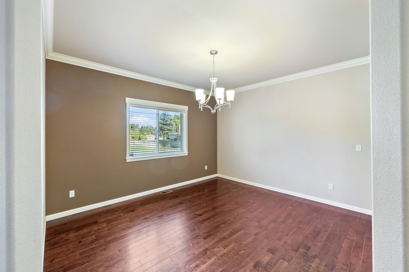 Move In Ready Heat Pump With A C 4 Bdrm Home With Den And Large Loft Fenced Back Yard On Cul De Sac – photo 5