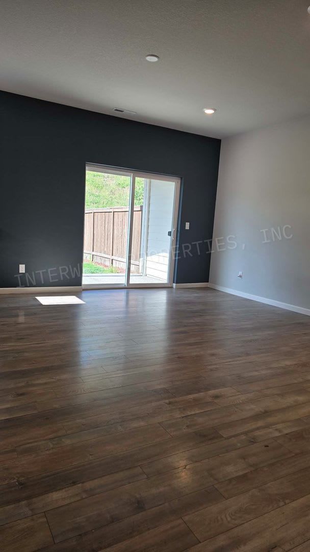 Beautiful Newer Construction 3Bd 2 5Ba Row House In Ridgefield With 2 Car Garage Fenced Backyard Air Conditioning – photo 5