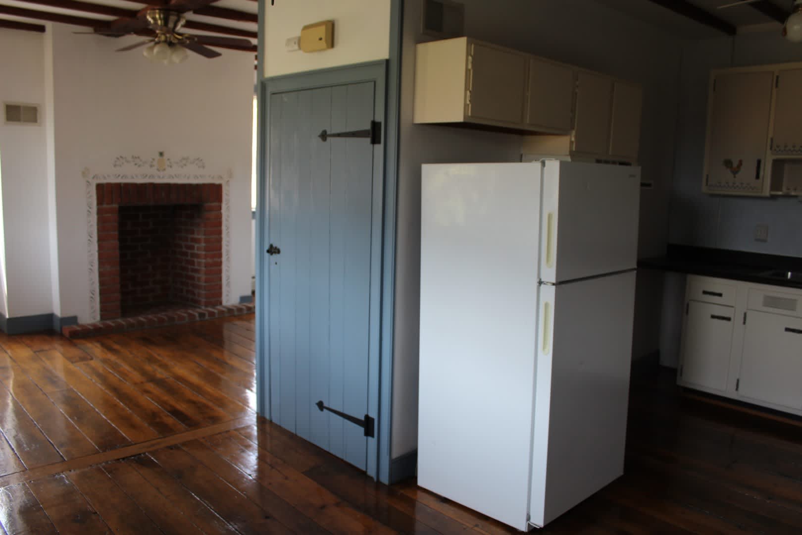 Move In Special 2 Months Free 2 Story Historic Farmhouse In Country Setting – photo 4
