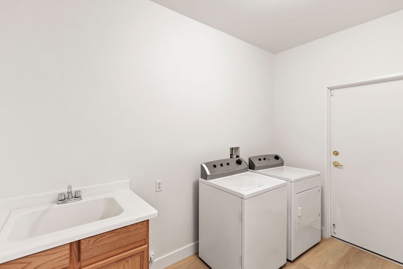 Beautiful 2 Bedroom Townhome In the Desirable Gated Terraces Of Seven Hills – photo 4