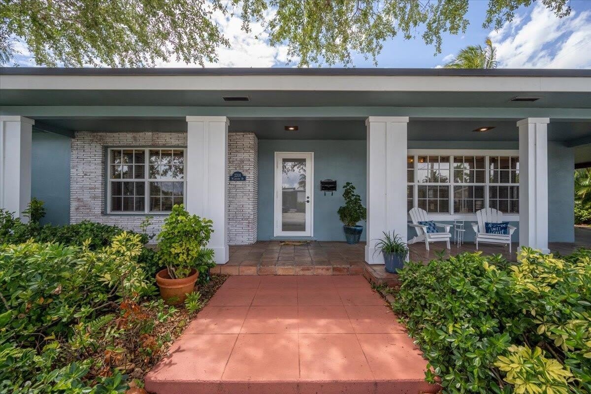 2201 N Lakeside Drive – photo 2