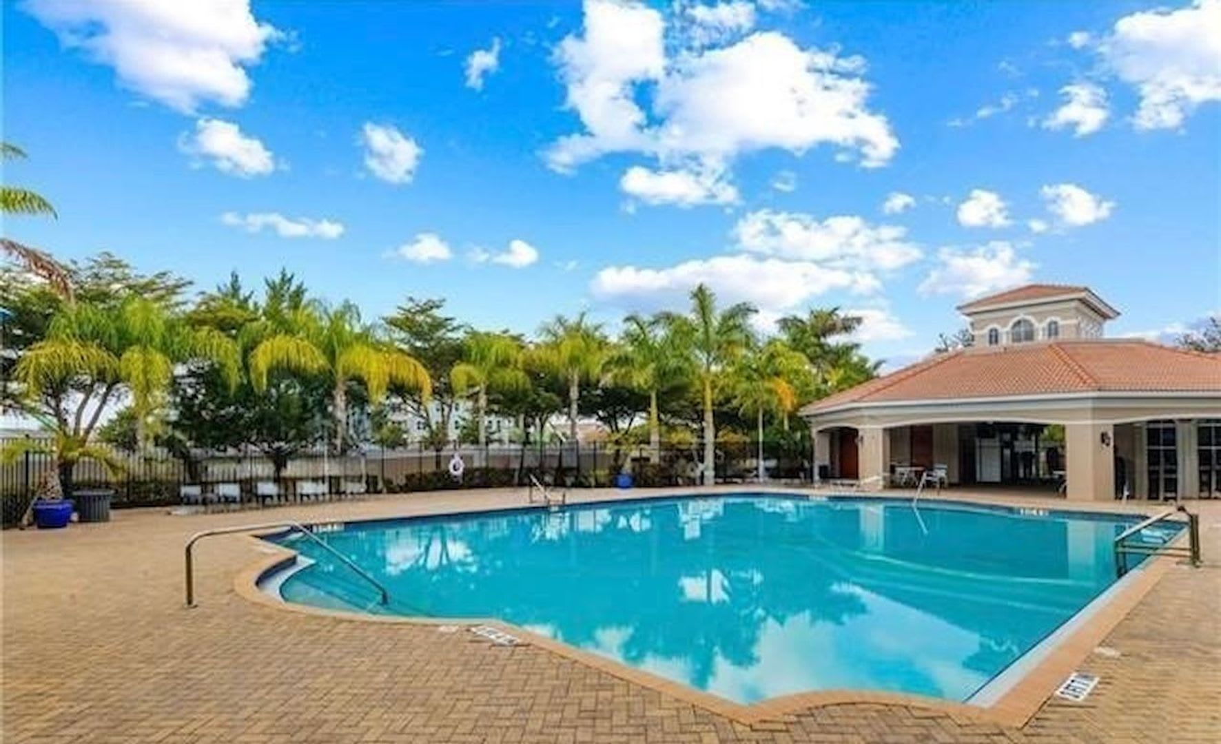 Townhouse with Amenities Galore: 3 BR / 2.5 Bath In The Colonnade Community – photo 3