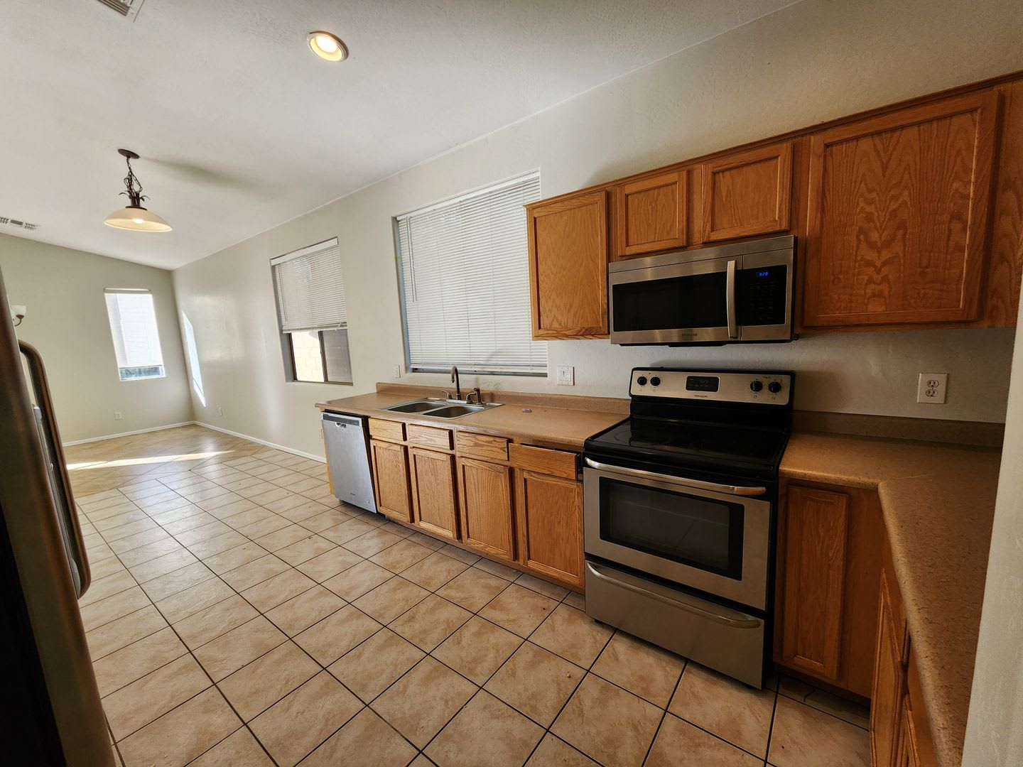 Vaulted ceilings, split bedroom floor plan, tile flooring throughout – photo 3