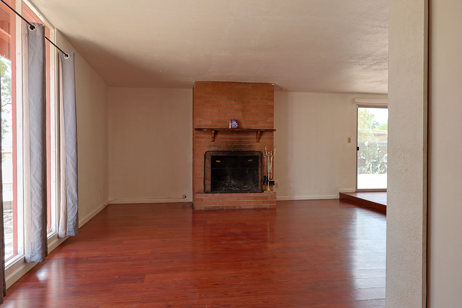 Modern 3BR/2BA Tucson Rental Home in 85710 with Carpet-Free Flooring – photo 4