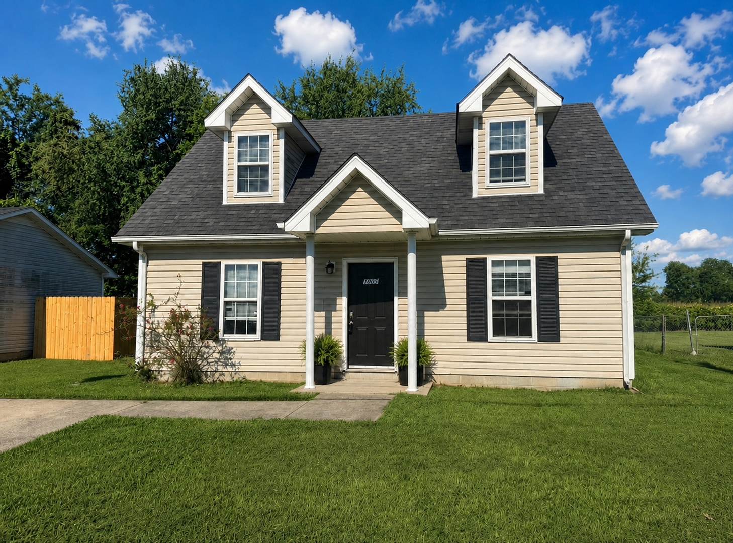 Just listed with upstairs bedrooms! – photo 1