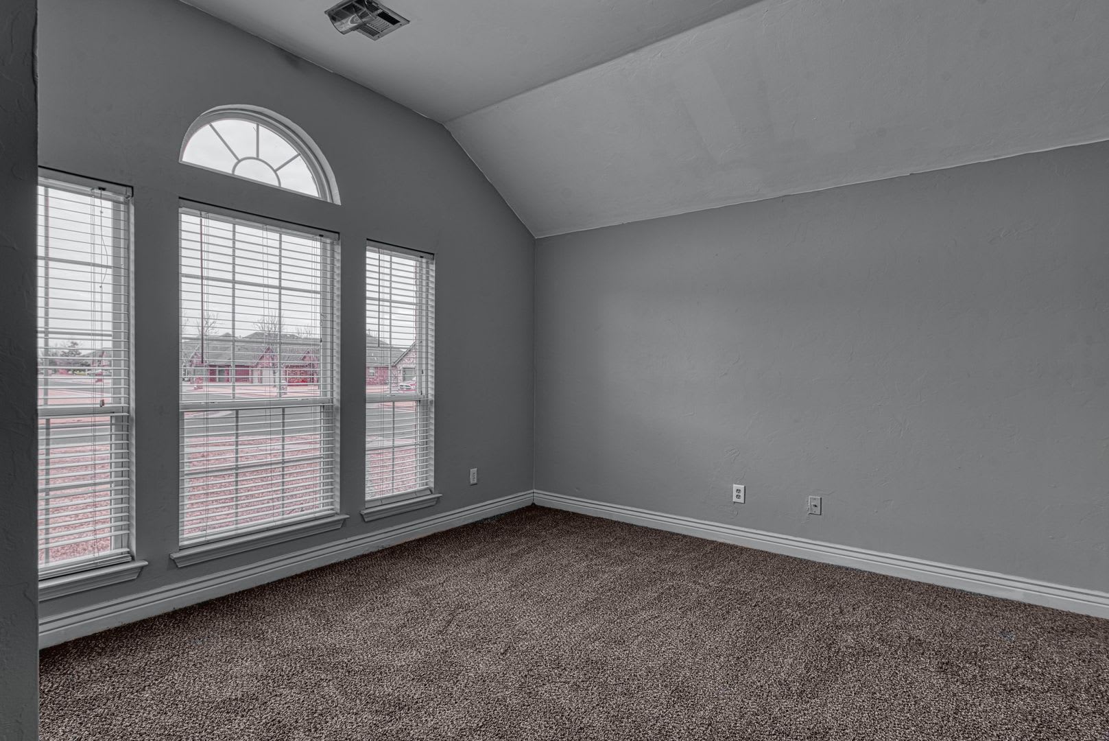 Gorgeous 4 Bed 2.5 Bath in Yukon! – photo 5