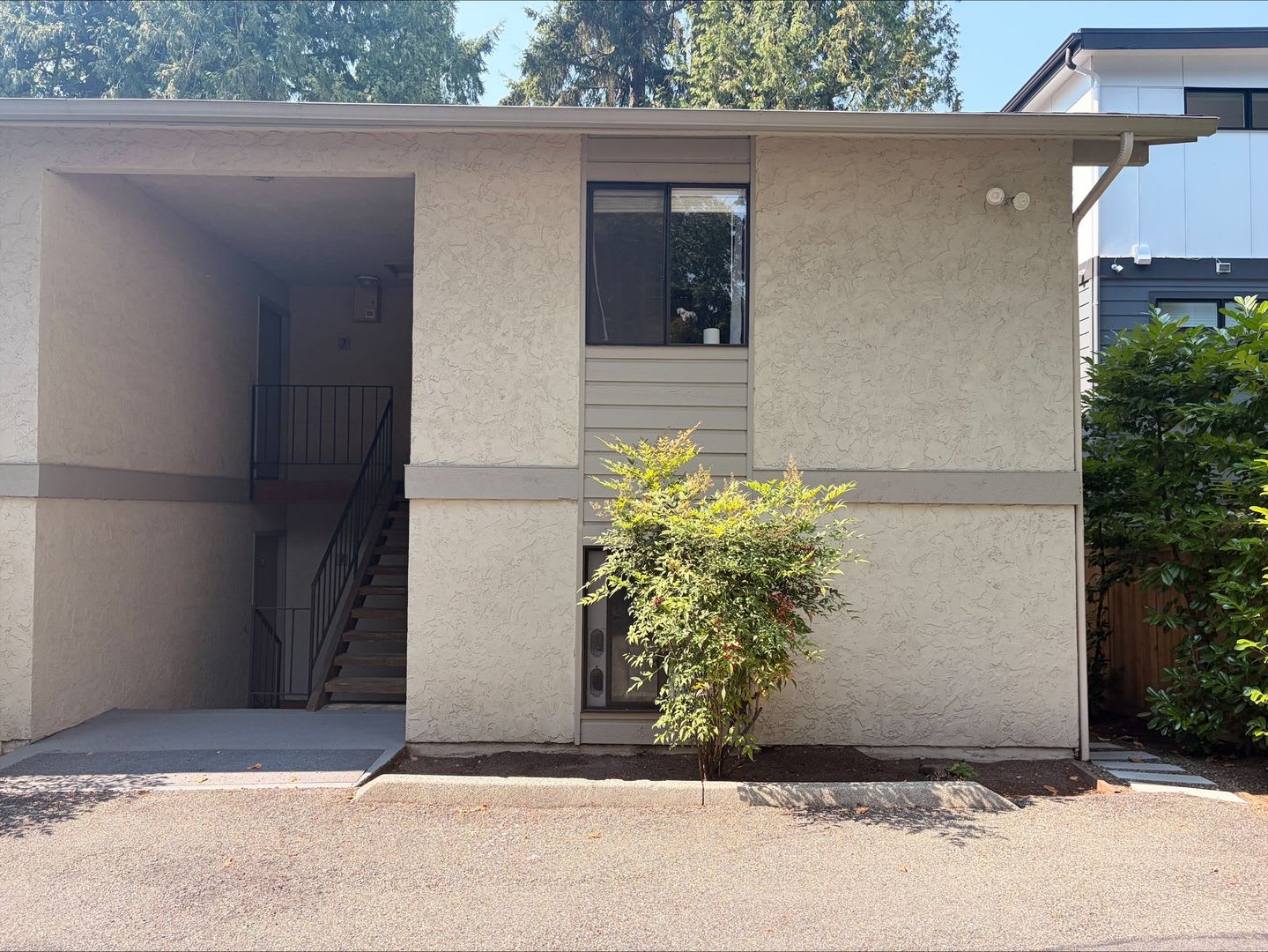 Beautiful Kirkland Top Floor Unit Available – photo 1