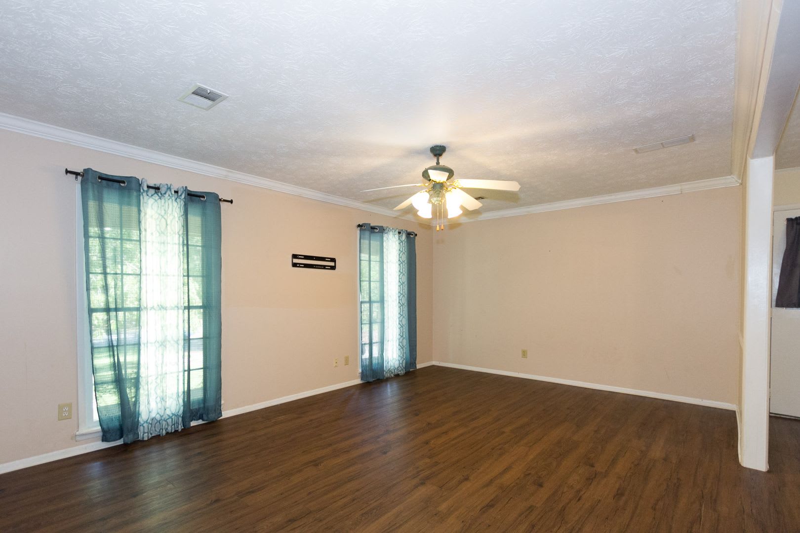 Coming Soon 3 Bedroom 2 Bathroom Open Floorplan – photo 5