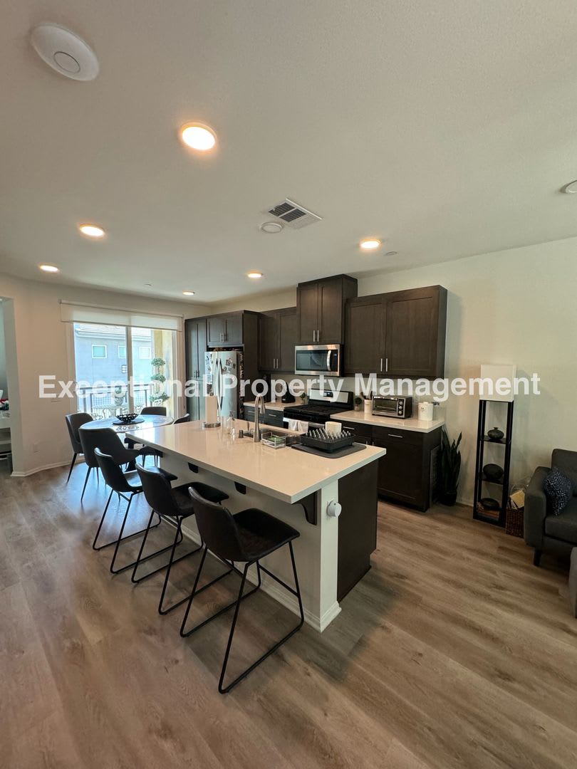 Ready to move in 3 bed 3 bath home! – photo 3