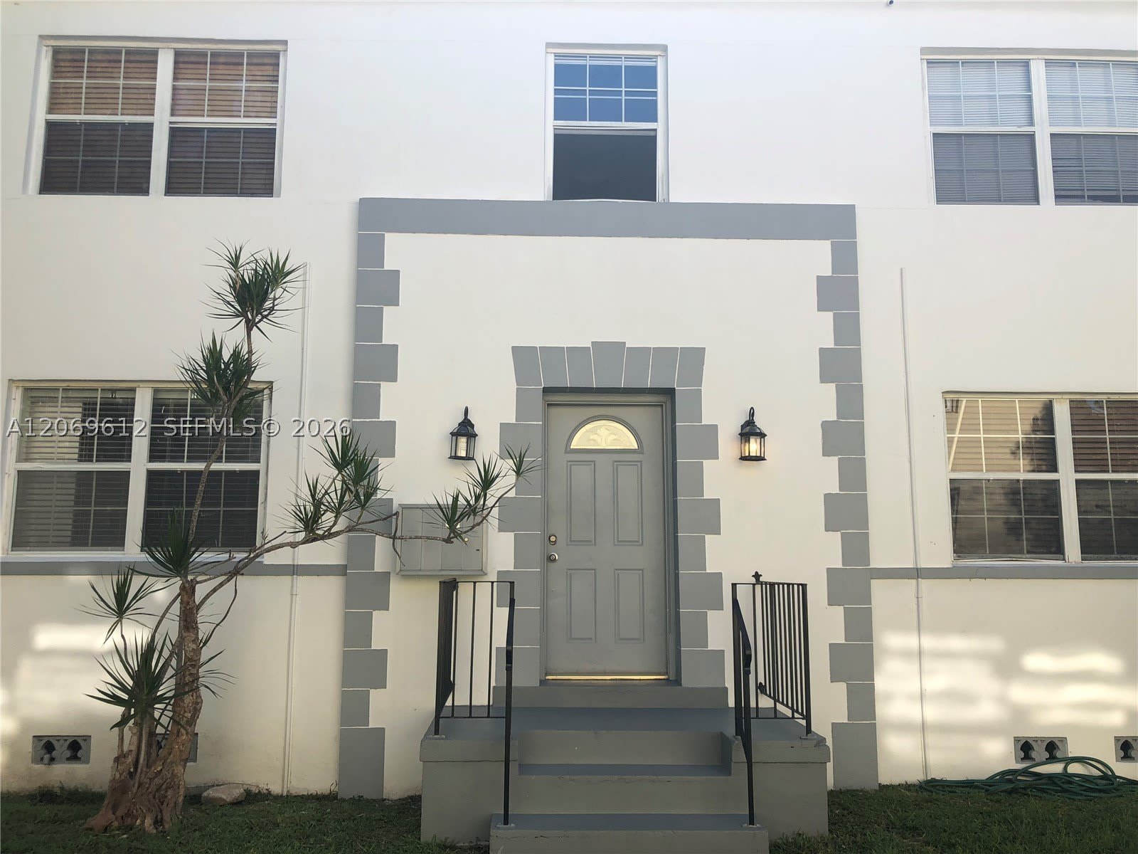 15 Sidonia Ave – photo 1