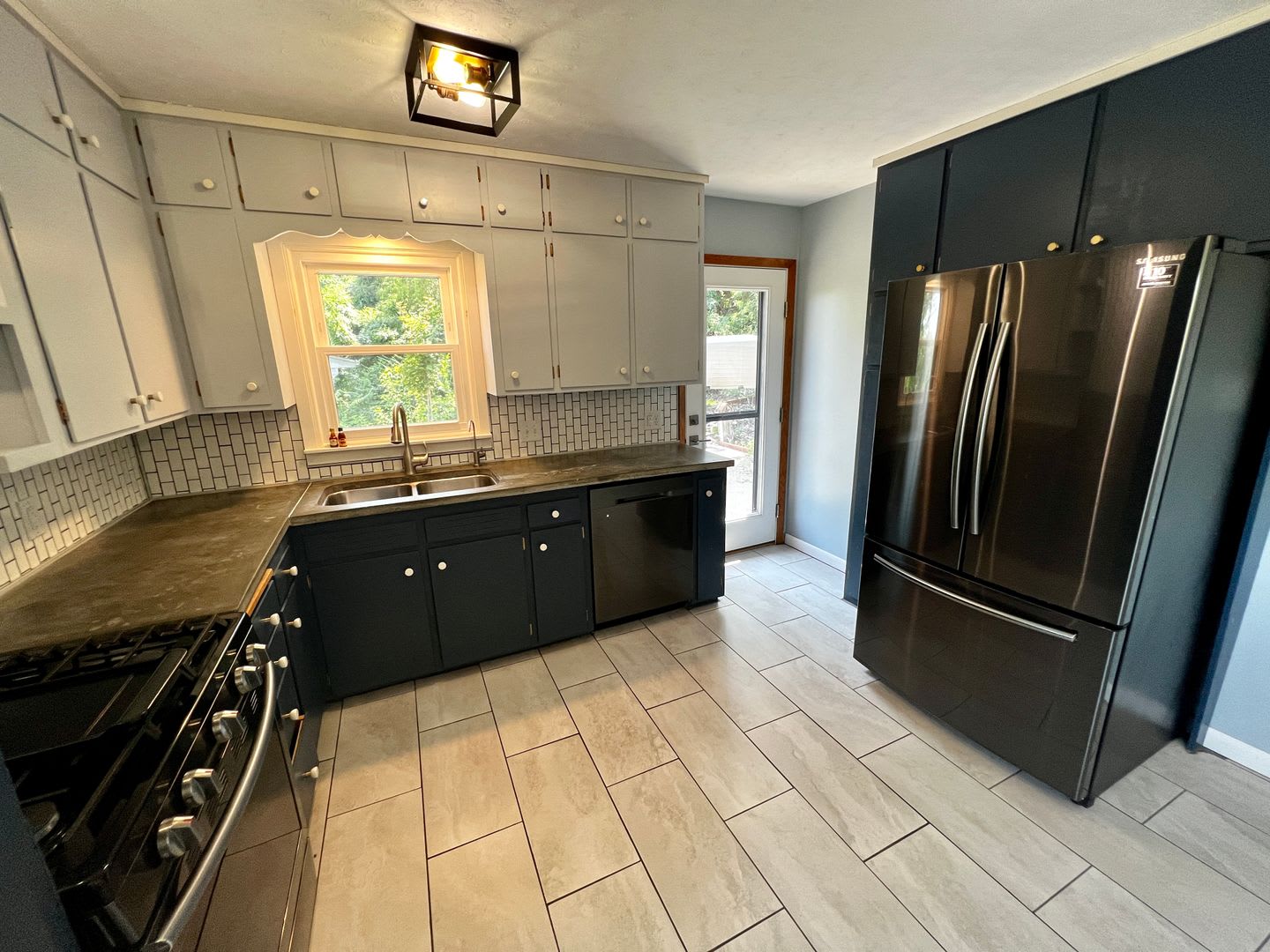Updated 4 Bed 2 Bathroom House near East HyVee! – photo 3