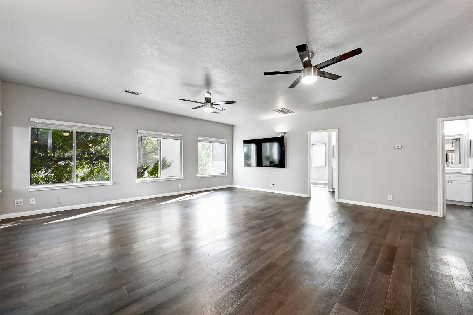 Renovated 6bed/3bath Close to Campus! – photo 3
