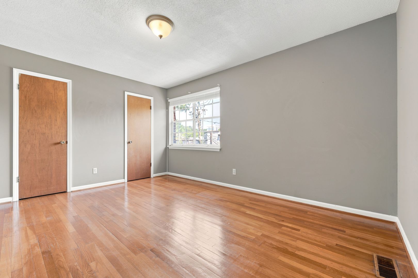 Unbeatable Chapel Hill Location — Across from University Mall, Bus Line, Minutes to UNC – photo 3