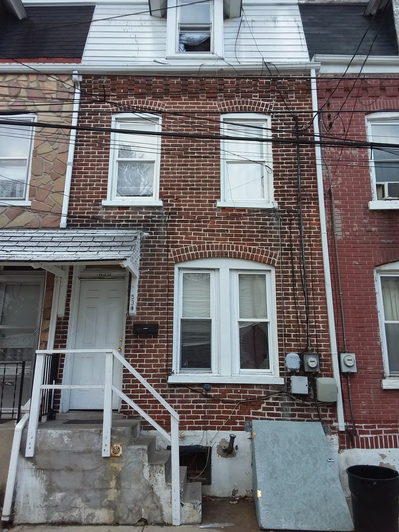Spacious 5 Bedroom, 1 Bathroom Single-Family Home with Yard – Allentown – photo 1
