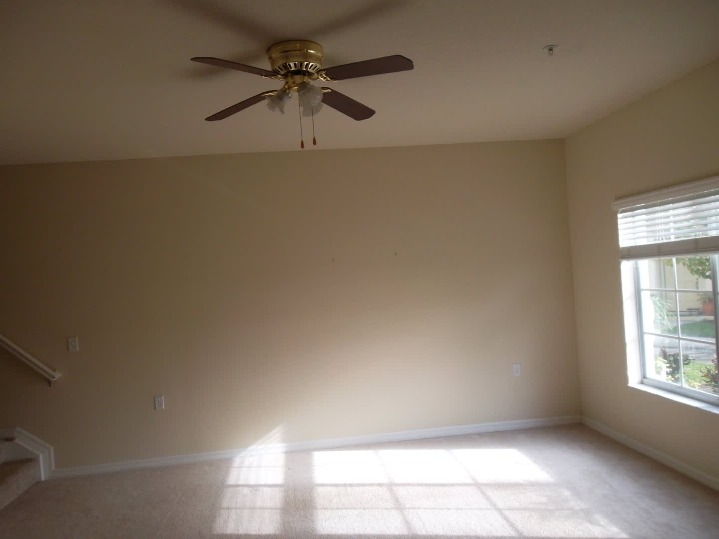 BEAUTIFUL TOWNHOME IN GATED COMMUNITY – photo 4