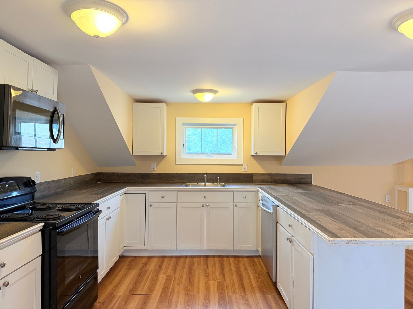 UPSTAIRS Downtown Milford Gem Near the Riverwalk & Local Hotspots! – photo 3