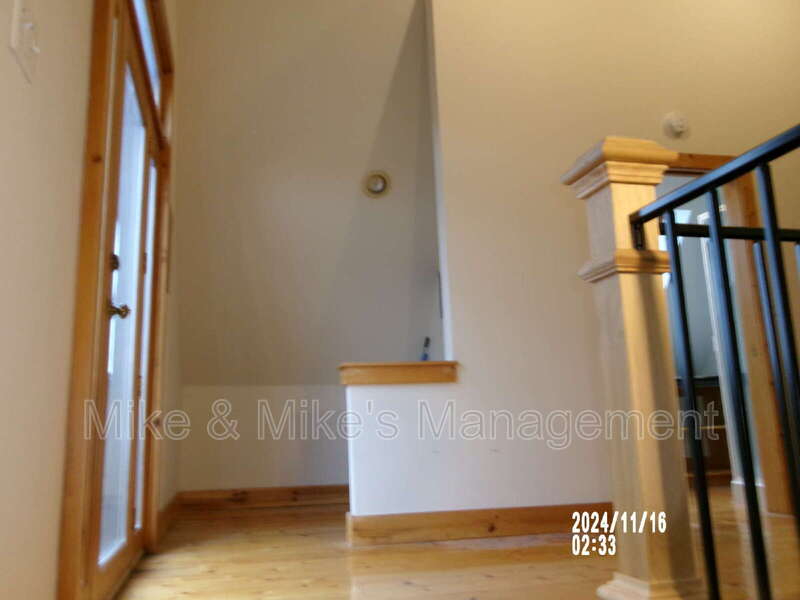 1140 E. Hamilton Street 3rd Floor Studio – photo 3