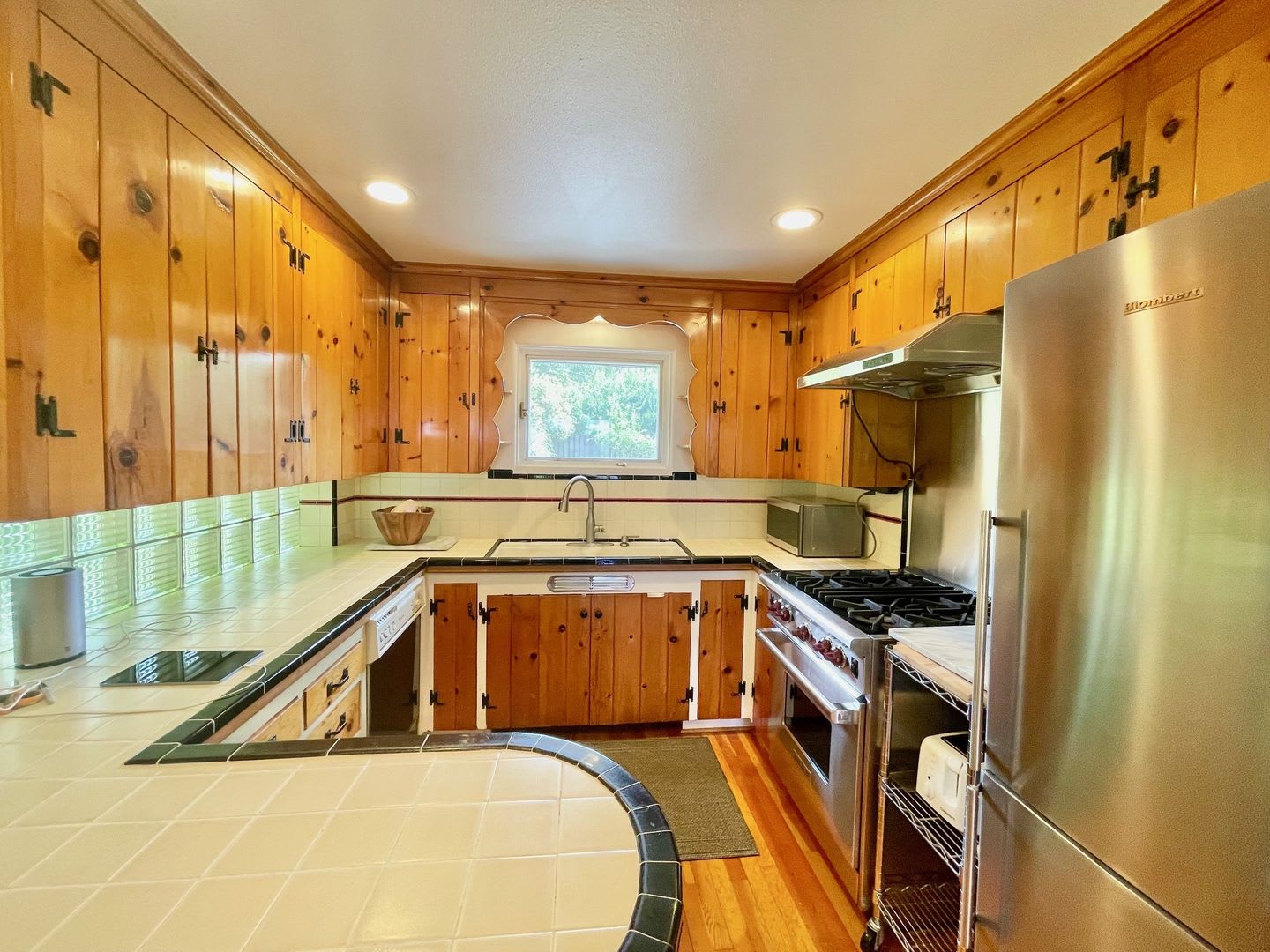 Charming Home On Quiet Street Great Location – photo 5