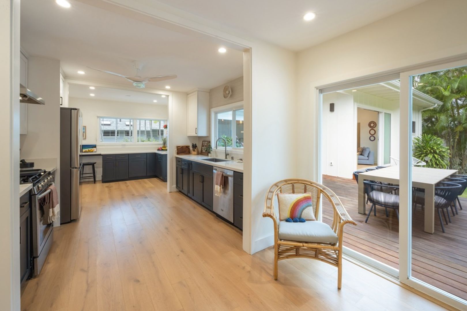 Majestic Retreat: Close to Beach, Designer Details, Expansive Rear Deck Views – photo 3