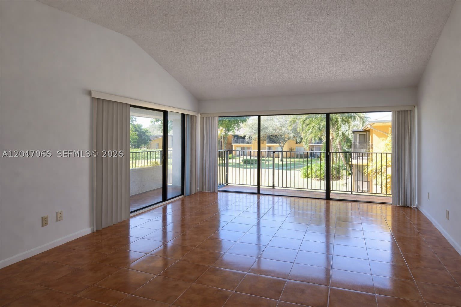 5821 Washington St – photo 3