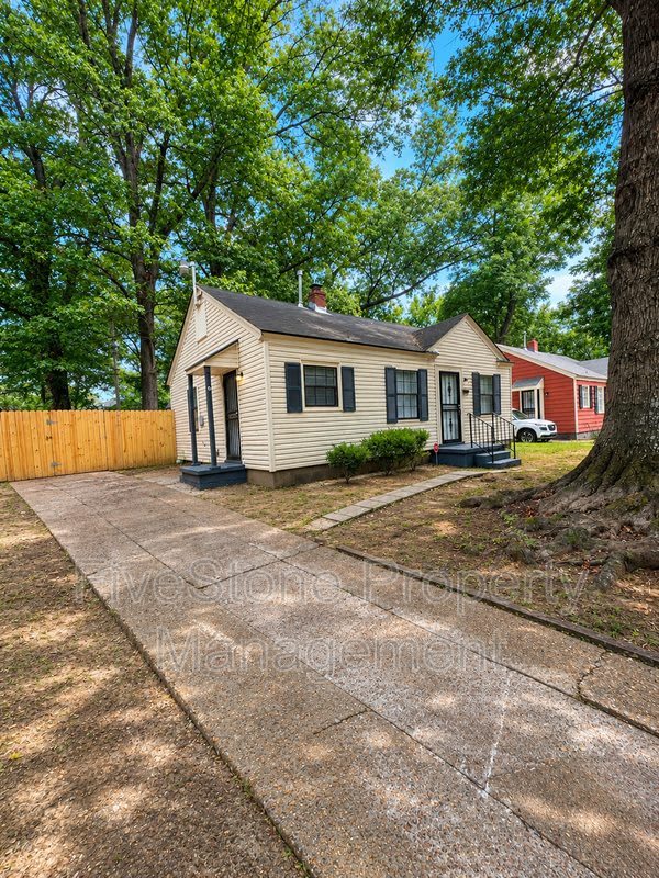 1300 Robinhood Ln – photo 2