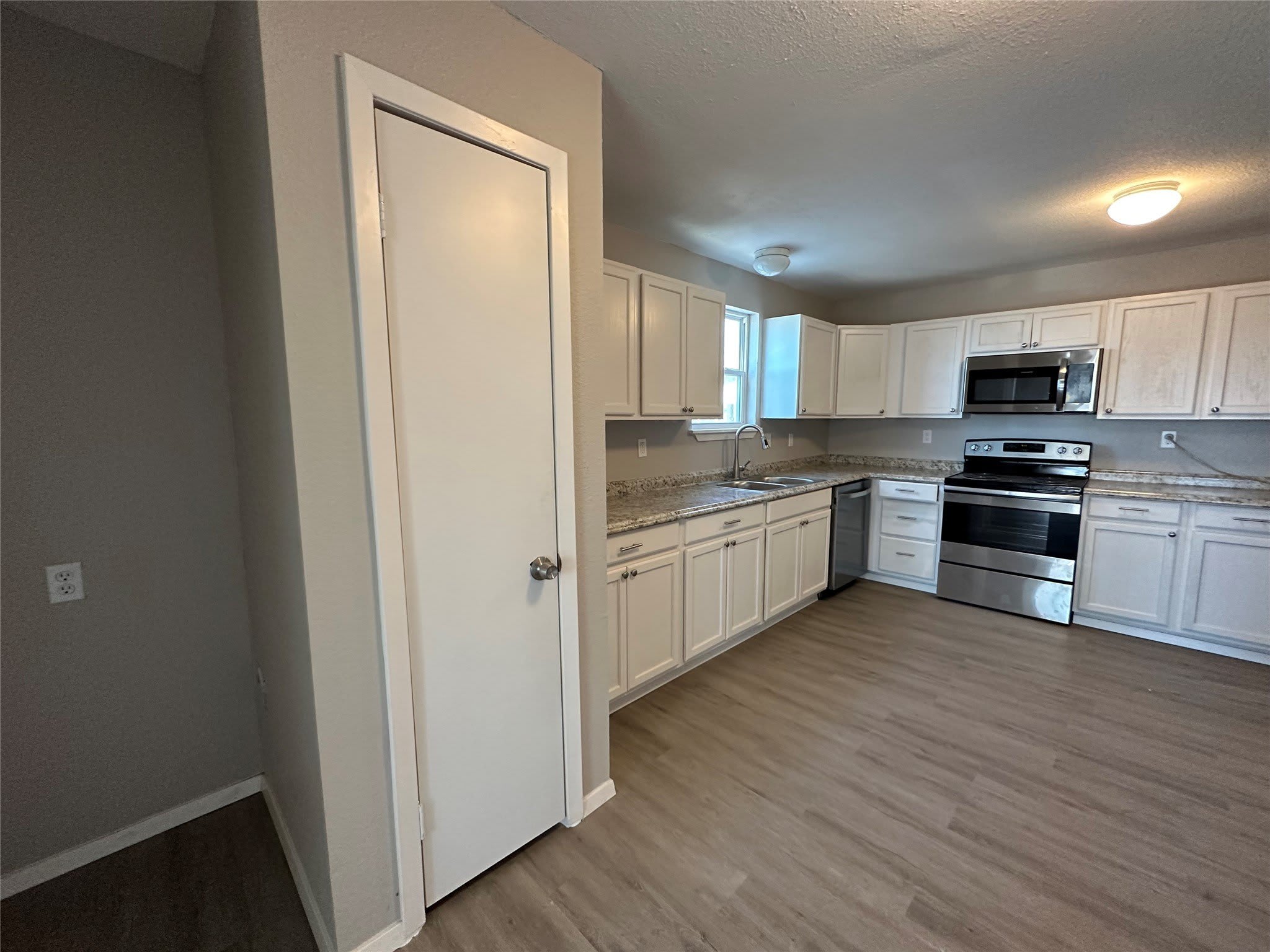 717 E Lamberth Road – photo 4