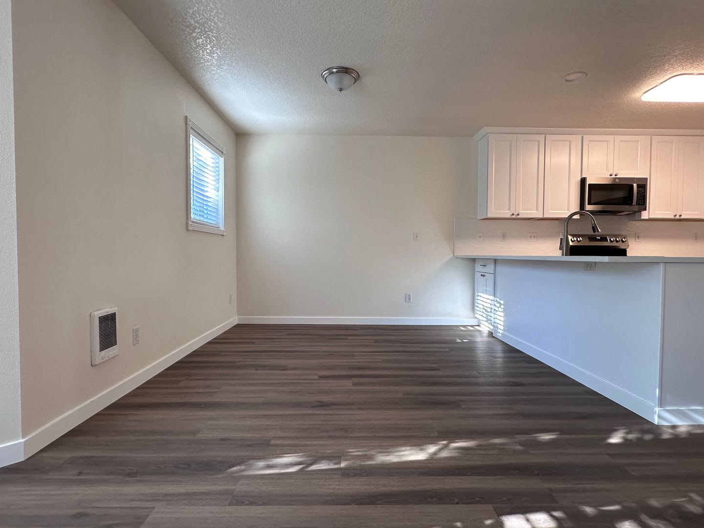 BRIGHT, CLEAN w/SECURED ENTRY! CONDO IN DOWNTOWN GRESHAM! – photo 5