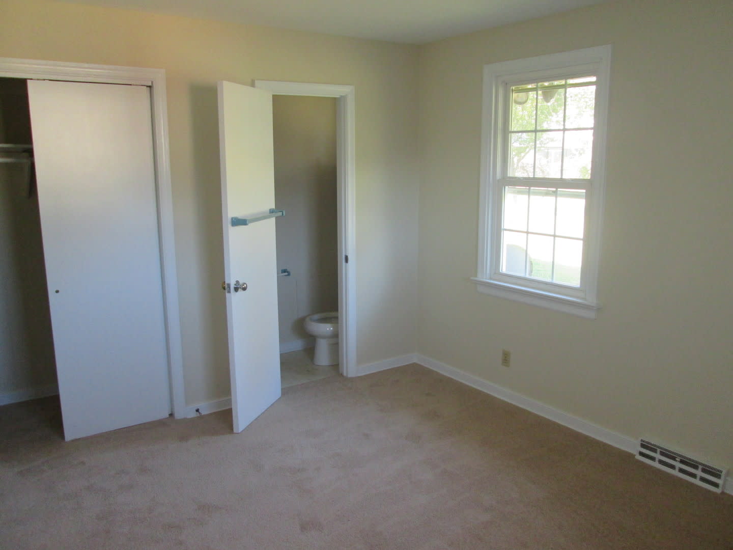 3 bedroom, 1.5 bathroom brick rancher with large fenced yard. Available in now – photo 5