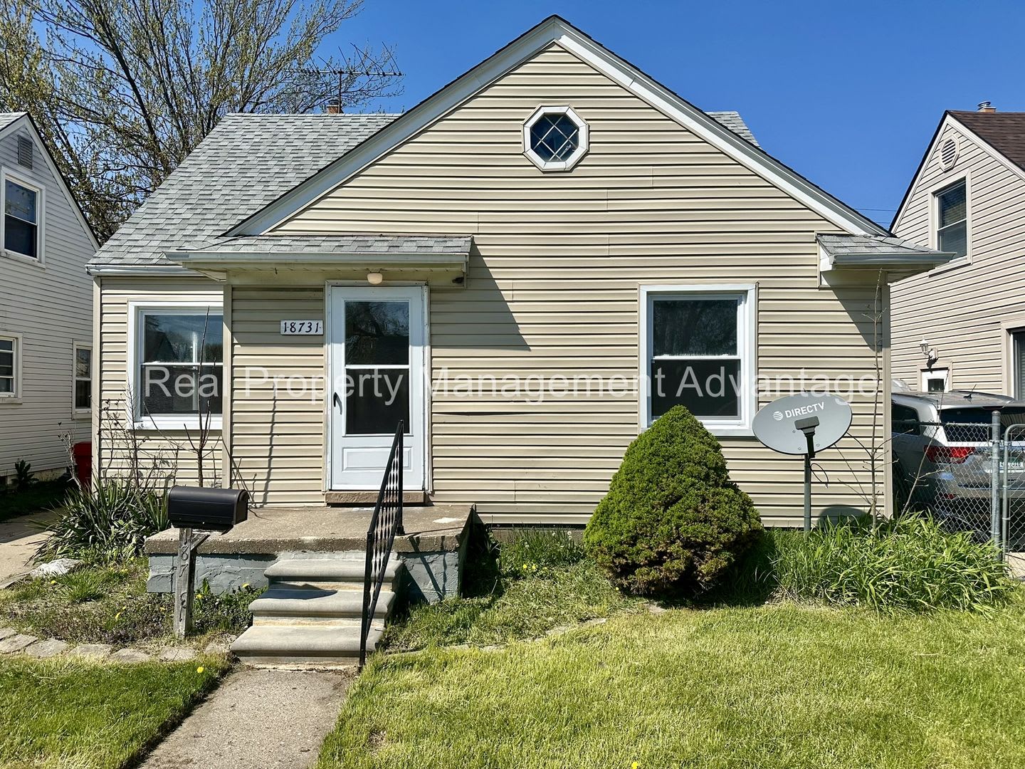 3 Bedroom Bungalow in the Heart of Roseville! – photo 1