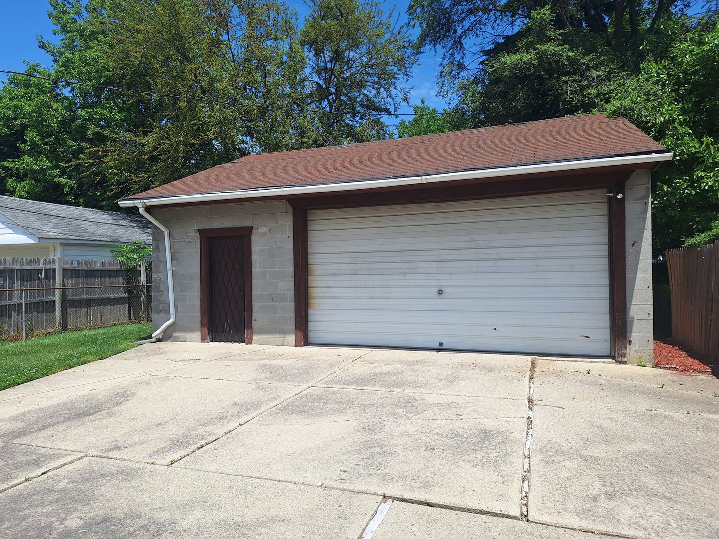 Charming 2 Bedroom Home In Harper Woods – photo 5