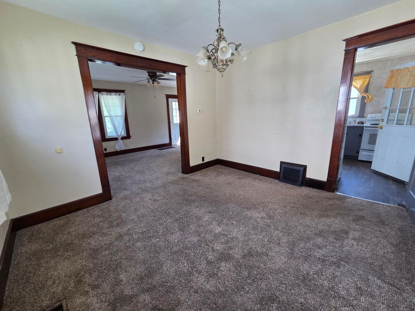 3 Bedroom 1-bathroom single family 2 story house – photo 5