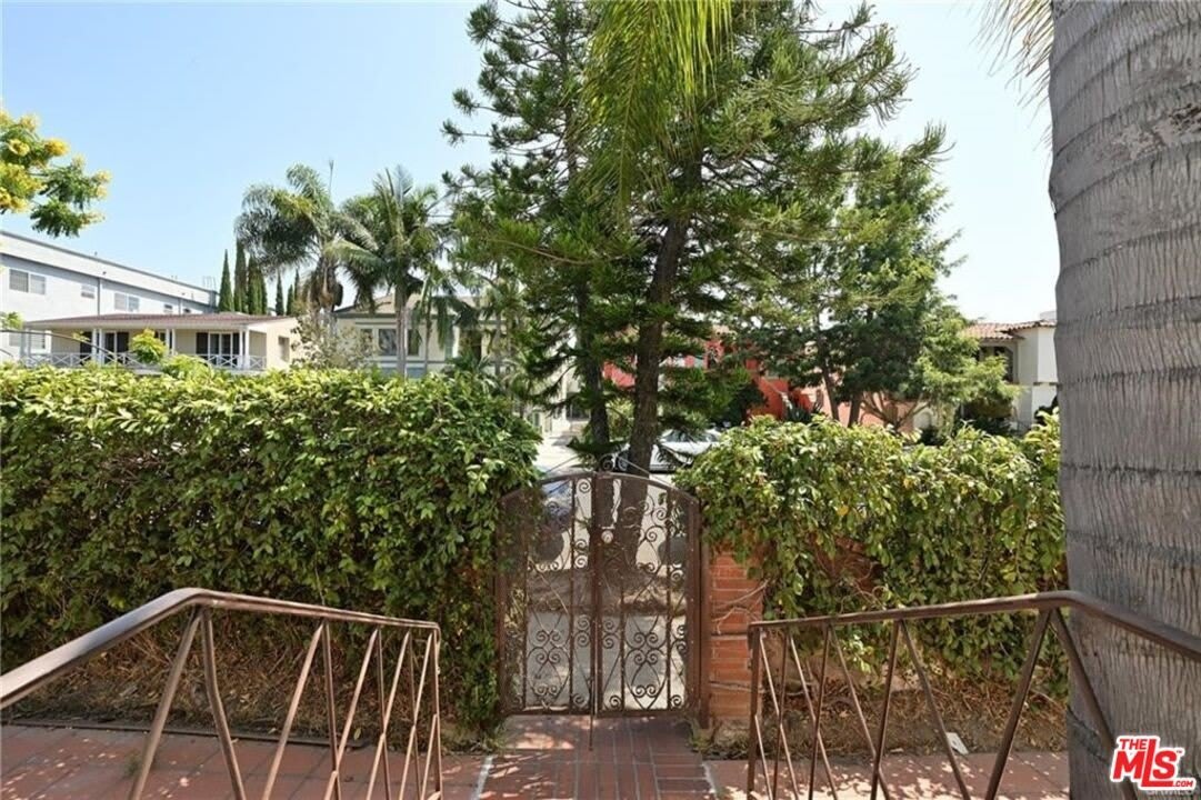 7929 Blackburn Ave – photo 1