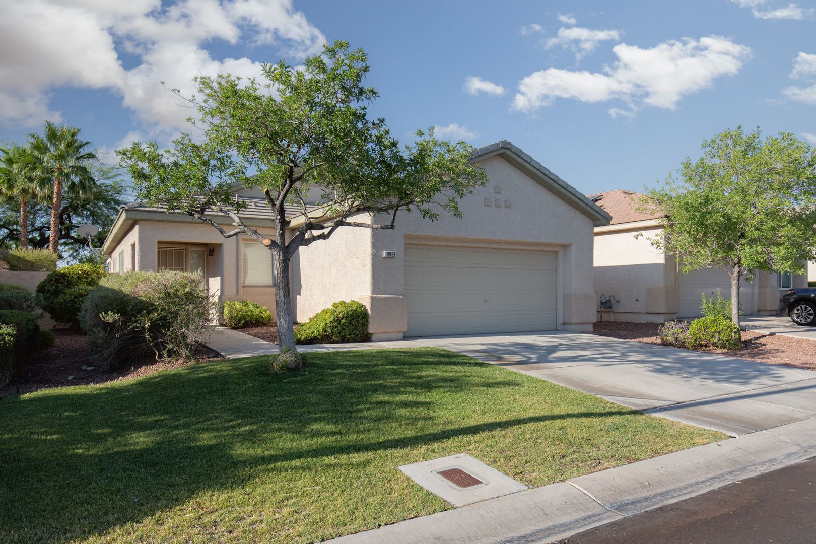 Wonderful Summerlin single story with grass backyard and island kitchen. – photo 2