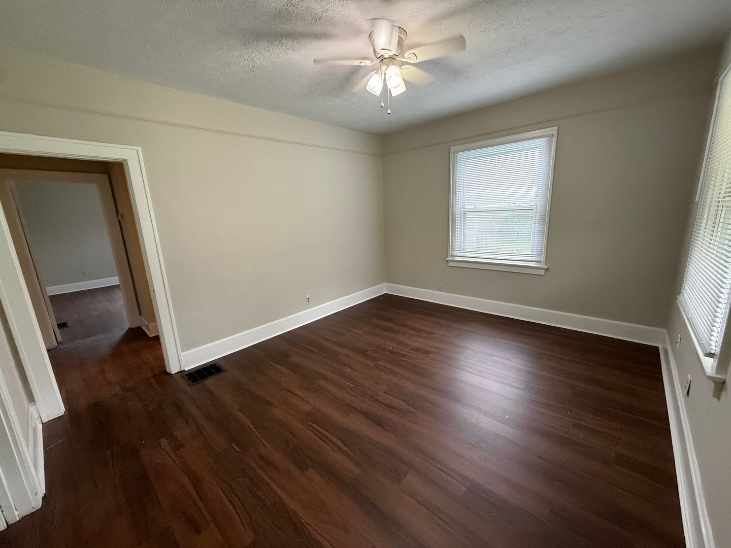 Beautifully Renovated 3 Bedroom 2 Bath Half Off First Month S Rent – photo 4
