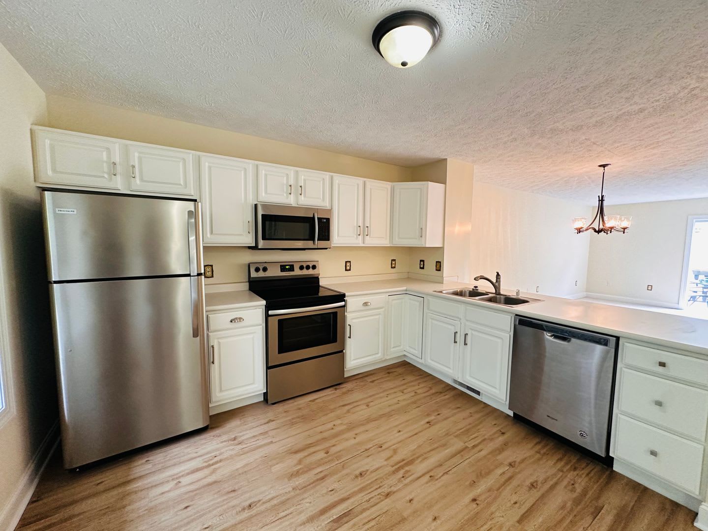 2 Bedroom, 2.5 Bath Townhouse with Garage on quiet culdesac – photo 4