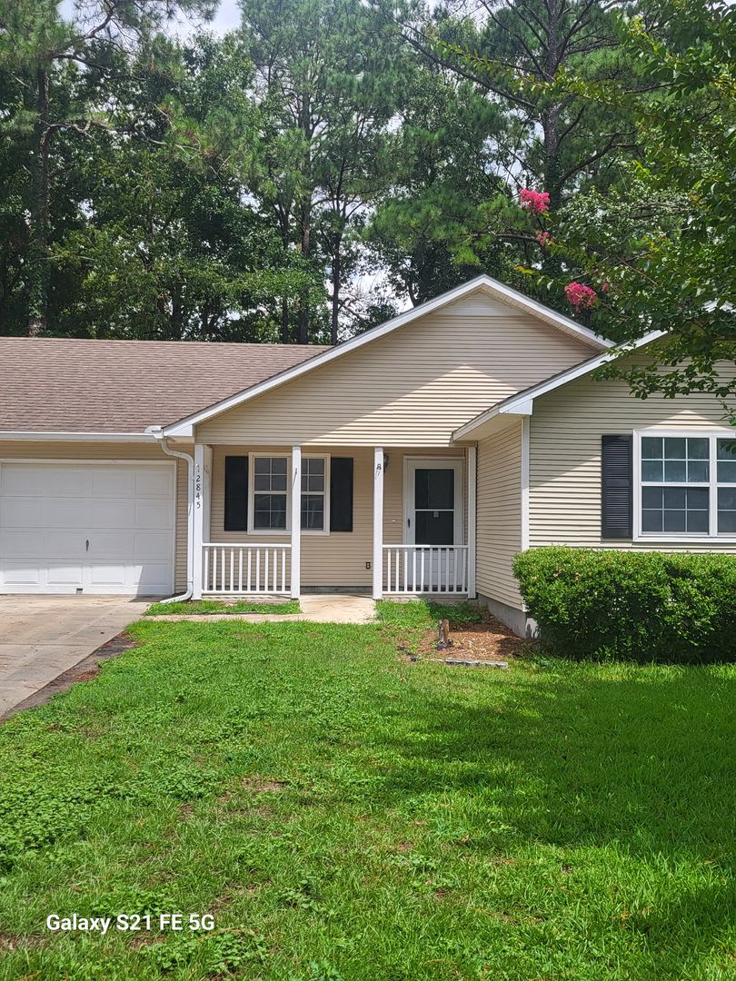 THREE BEDROOM, TWO BATH DUPLEX – photo 1