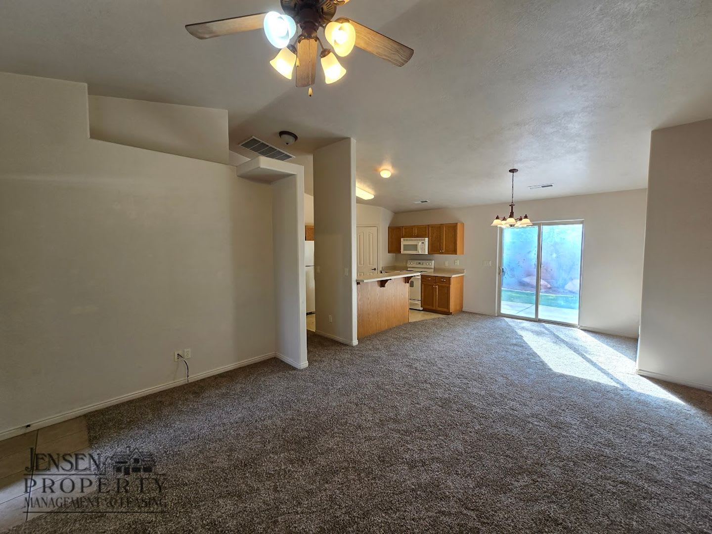 Three Bedroom Home in Painted Desert – photo 3