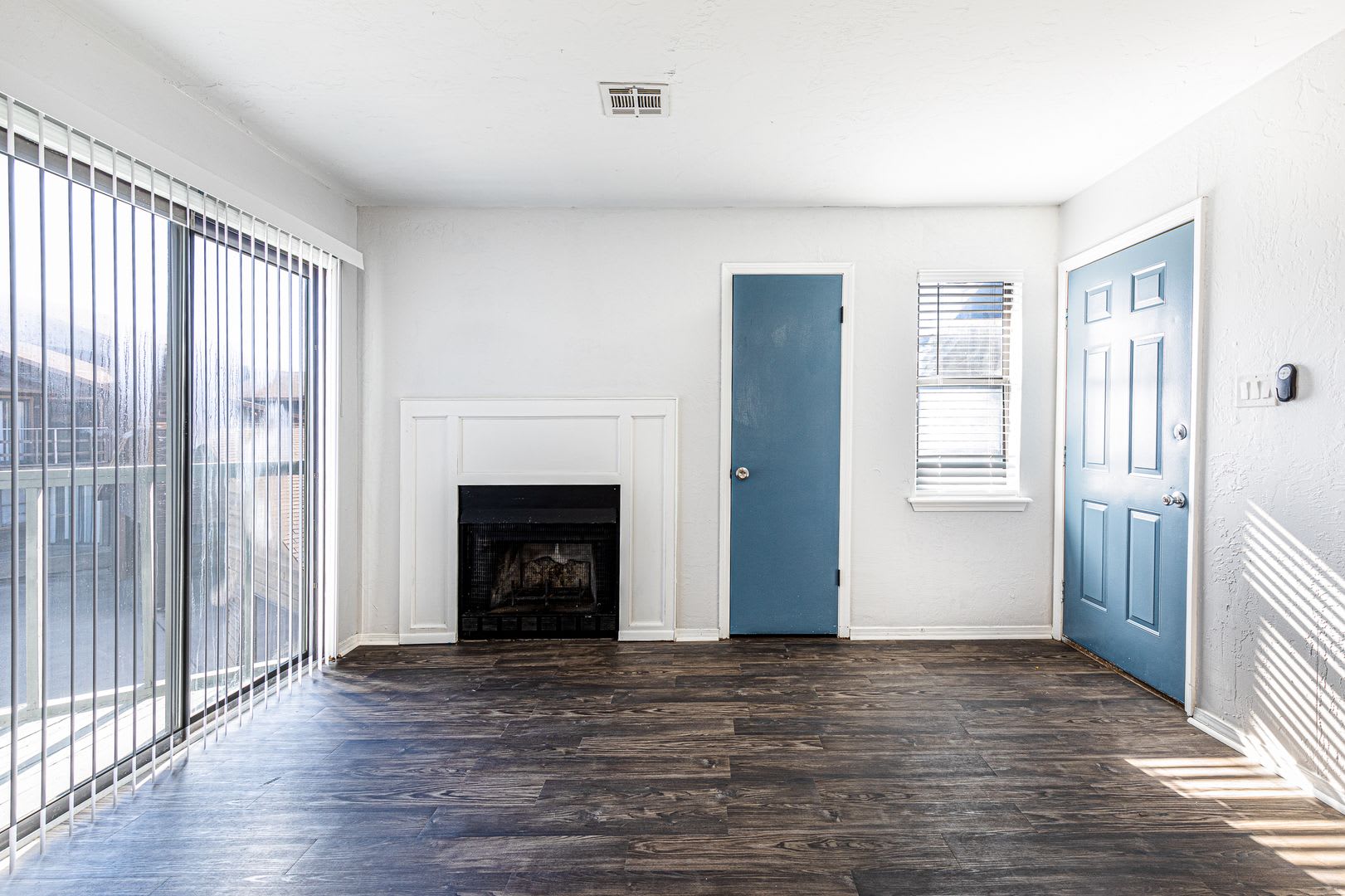 Large Renovated 2Bed 2Bath Apartment – photo 2